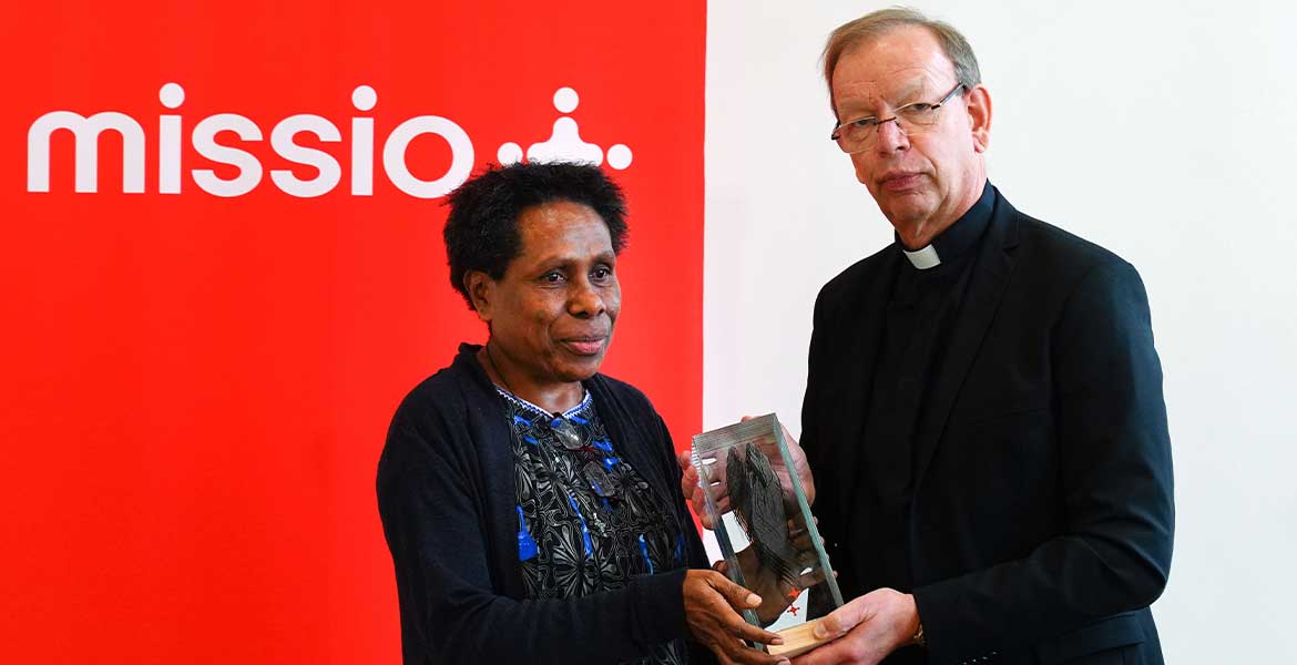 Monsignore Huber überreicht den Pauline-Jaricot-Preis 2024 an die Umweltaktivistin Rosa Koian aus Papua-Neuguinea.