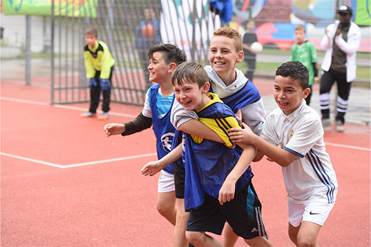 Foto von Jungs bei einem Spiel von dem Münchner Verein buntkicktgut, um den es auch im missio-Unterrichtsmateial anlässlich der Fußball-EM 2024 geht.