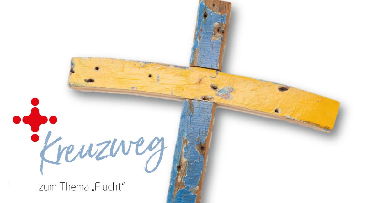 Symbolbild mit dem Schriftzug "Kreuzweg zum Thema Flucht". Rechts daneben das Lampedusa-Kreuz vom Schreiner Francesco Tuccio.