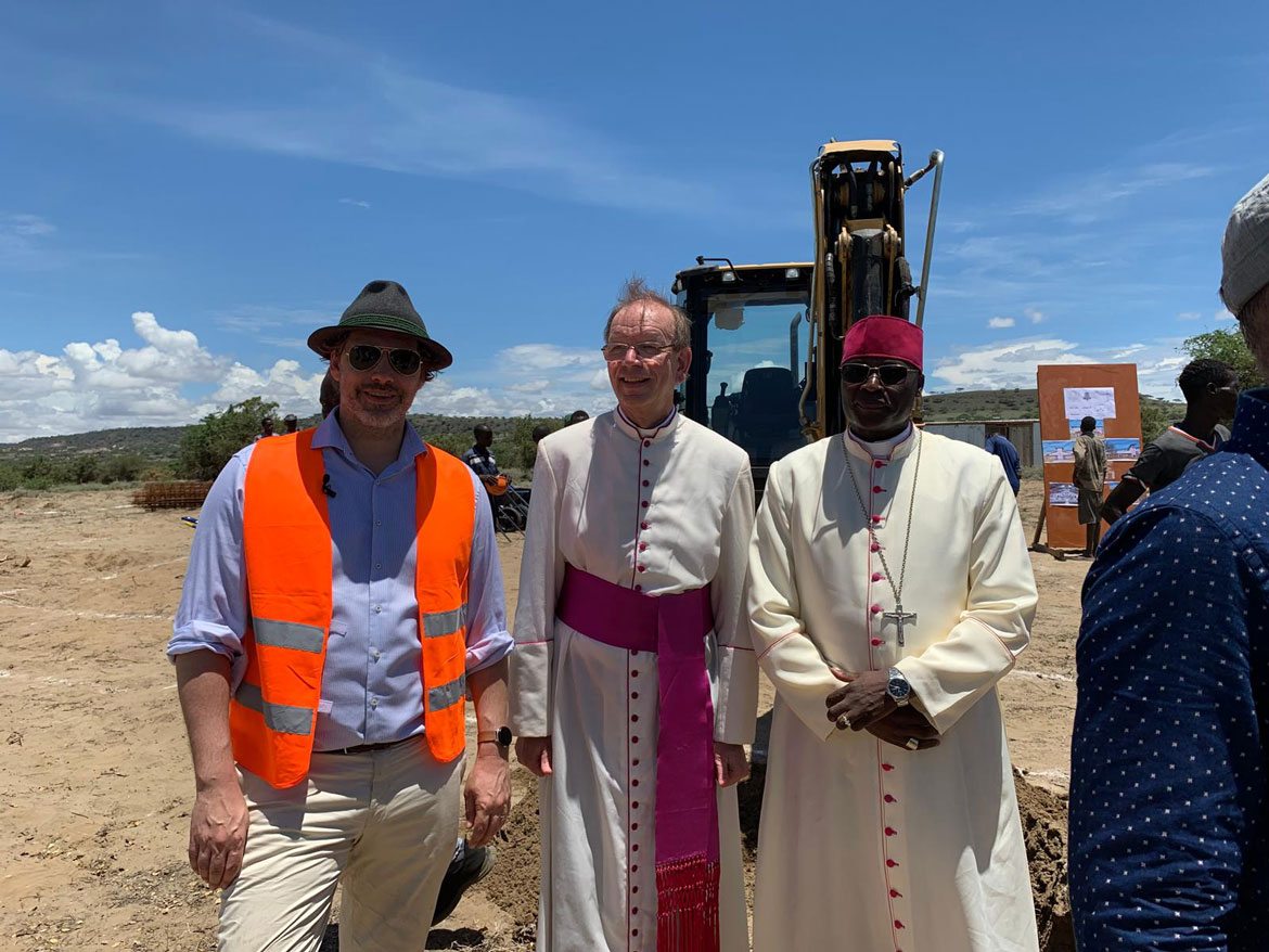 Prinz Ludwig mit Monsignore Wolfgang Huber und dem örtlichen Bischof auf dem Gelände, auf dem der Kirchenbau für den Bildungscampus der Learning Lions entstehen soll.