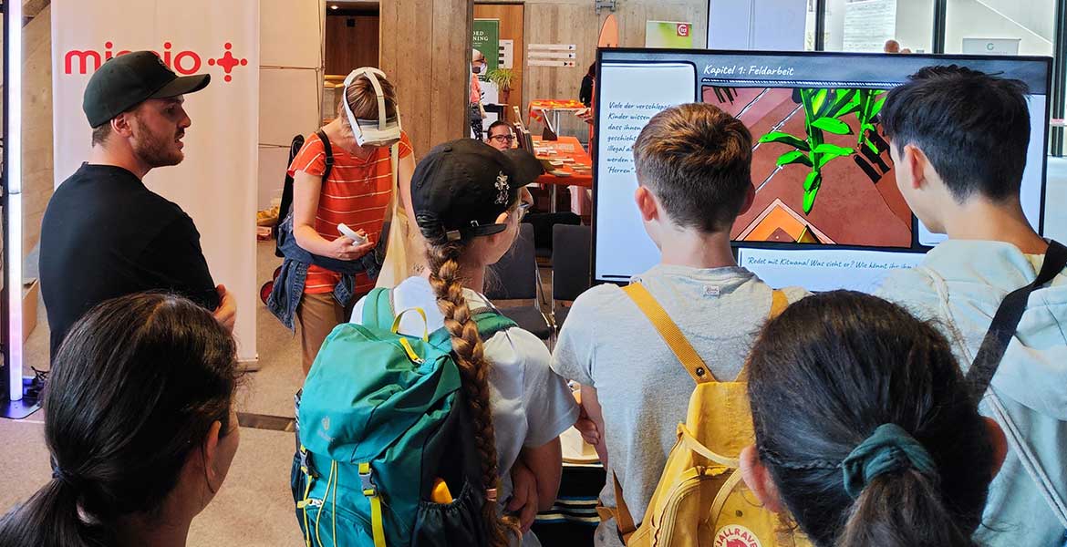 Jugendliche testen das missio-Escape-Game.