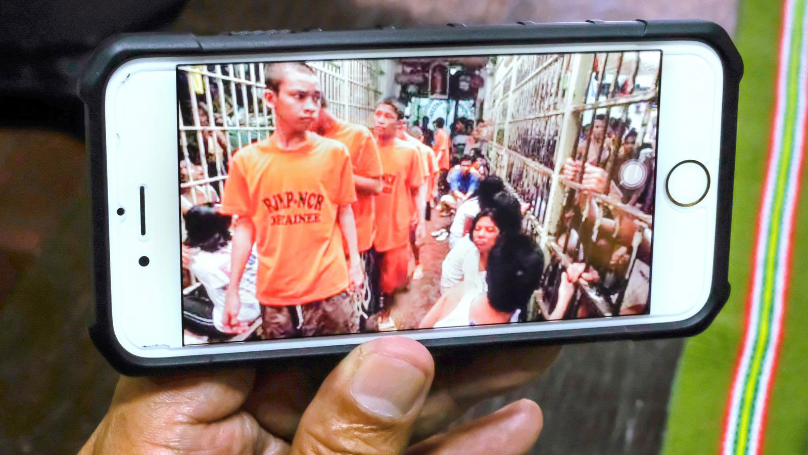 Der Generalsekretär der bischöflichen Kommission für Gefängnisseelsorge in Manila zeigt Fotos von überbelegten Gefängniszellen auf seinem Smartphone. Foto: Friedrich Stark/missio München