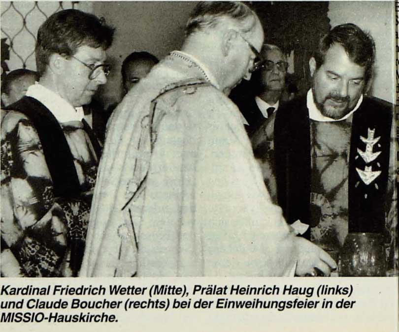 Foto von Claude Boucher dem Schöpfer der missio-Kapelle, bei der Einweihung mit Kardinal Friedrich Wetter und Prälat Heinrich Haug, veröffentlicht in der Zeitschrift Mission aktuell im Jahr 1989