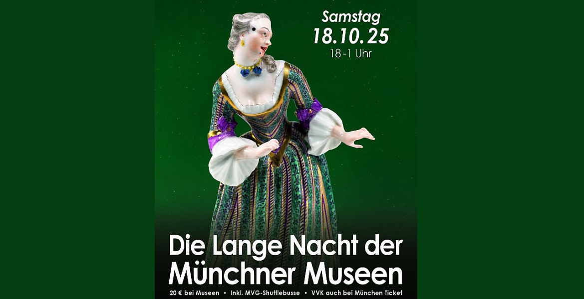 Das Plakat der Langen Nacht der Münchner Museen 2025: Zu sehen ist eine Porzellanfigur mit einem opulenten grün-lila-Kleid.