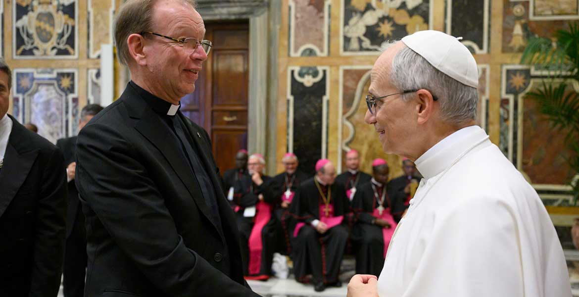 Papst Leo XIV. begrüßt missio-Präsident Monsignore Huber im Vatikan. Foto: Vatican Media