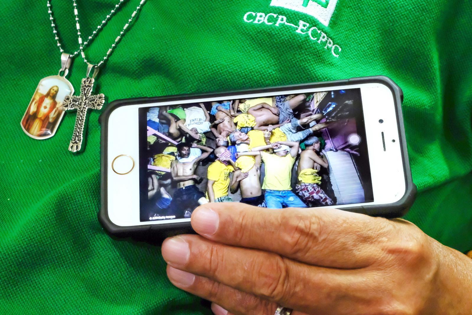 Handyfoto von überbelegten Gefängniszellen in Manila auf den Philippinen. Foto: Friedrich Stark/missio München