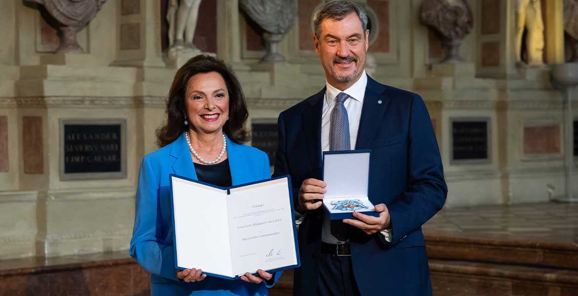 Uschi Dämmrich von Luttitz (links) bei der Verleihung des Bayerischen Verdienstordens mit Bayerns Ministerpräsident Markus Söder (rechts). Foto: Bayerische Staatskanzlei