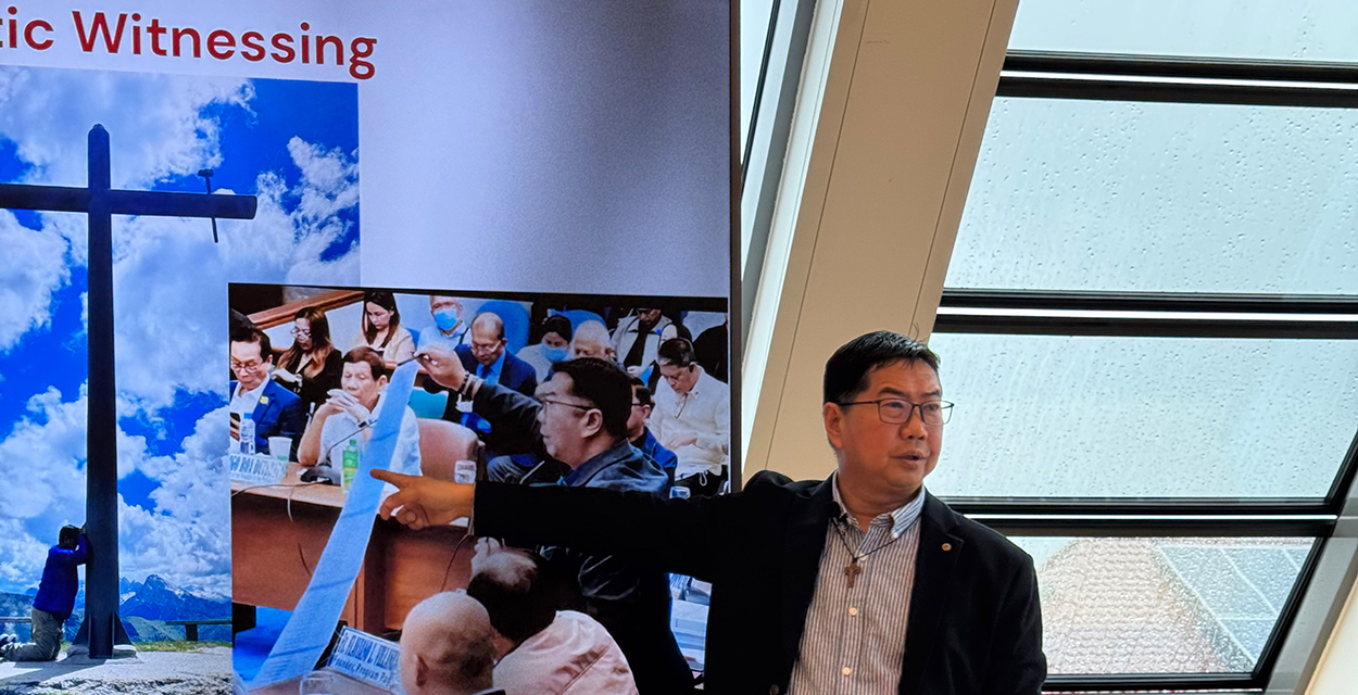 Pater Flavie präsentiert seine Arbeit bei missio München.