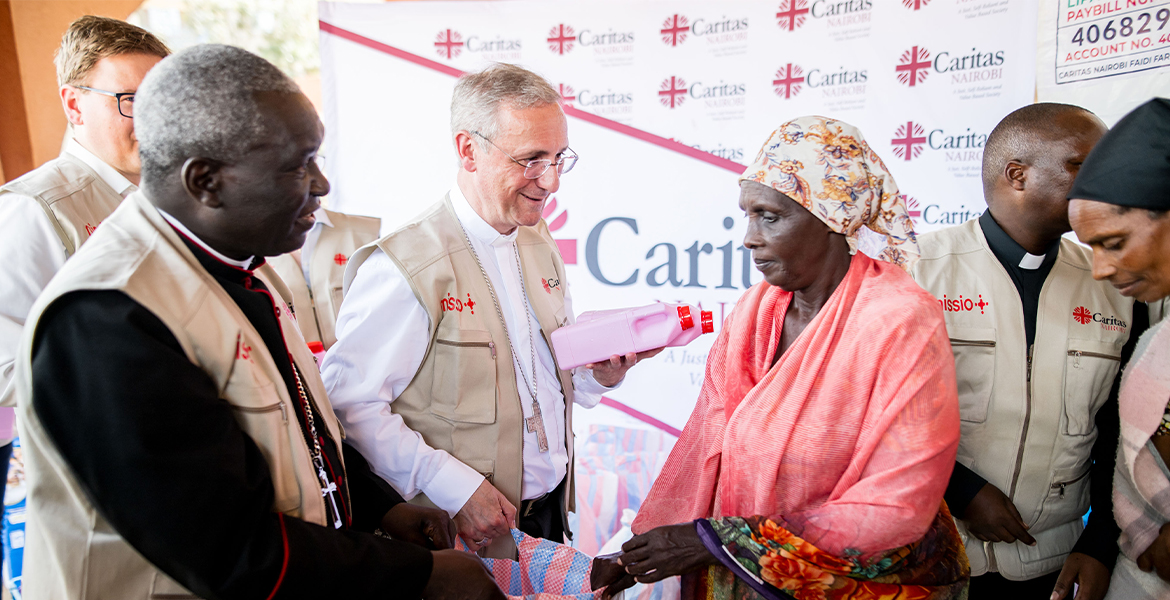 Erzbischof Dr. Stefan Heße bei einer Caritas-Einrichtung bzw. Hilfsaktion in Kenia