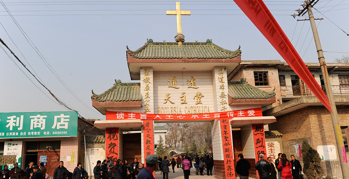 Eine Kirche in China mit goldenem Kreuz auf dem traditionellen Dach. Foto: Jörg Böthling/missio München