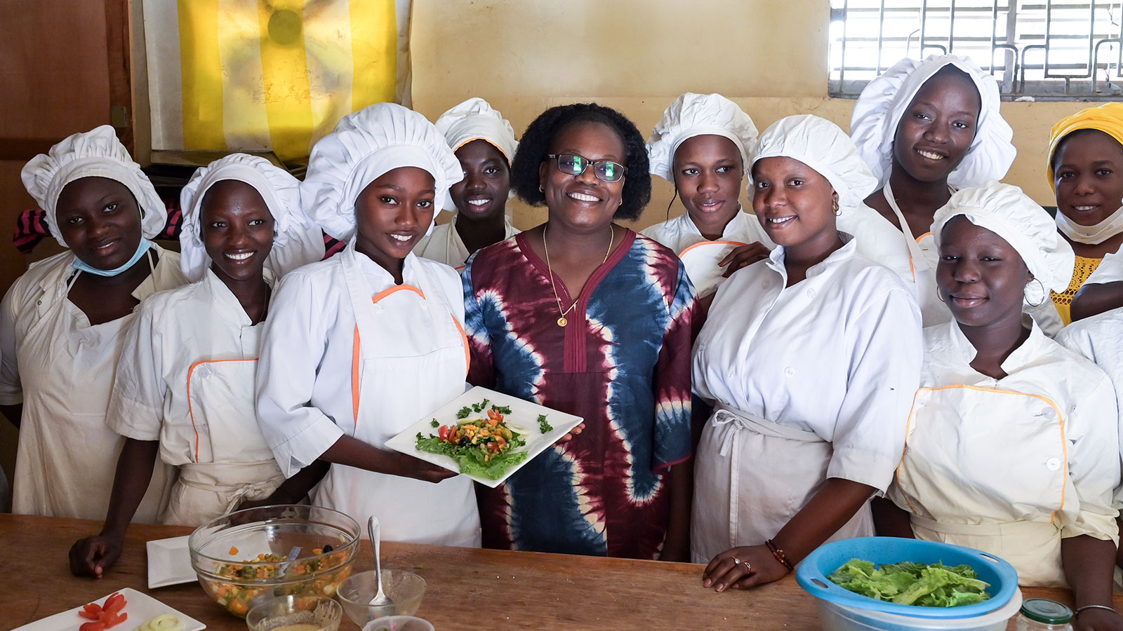 Louise Ndione und ihre Schützlinge beim Kochen in "Claire Amitiè"