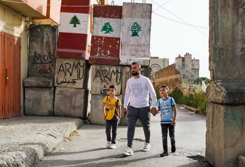 Vater bringt Söhne zur Schule