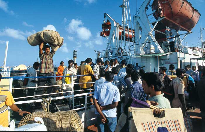 S√úDSUDAN, Malakal, Flughafen, zerst√∂rte Departure Hall mit wartenden Transit Flugg√§sten