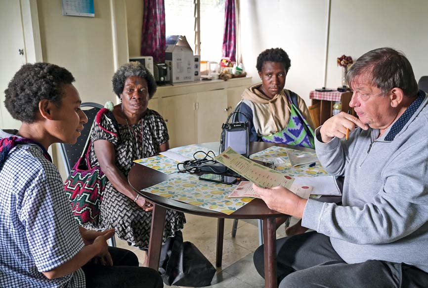 Pater Arnold im Gespräch. Foto: Jörg Böthling