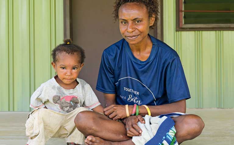 S√úDSUDAN, Malakal, Flughafen, zerst√∂rte Departure Hall mit wartenden Transit Flugg√§sten