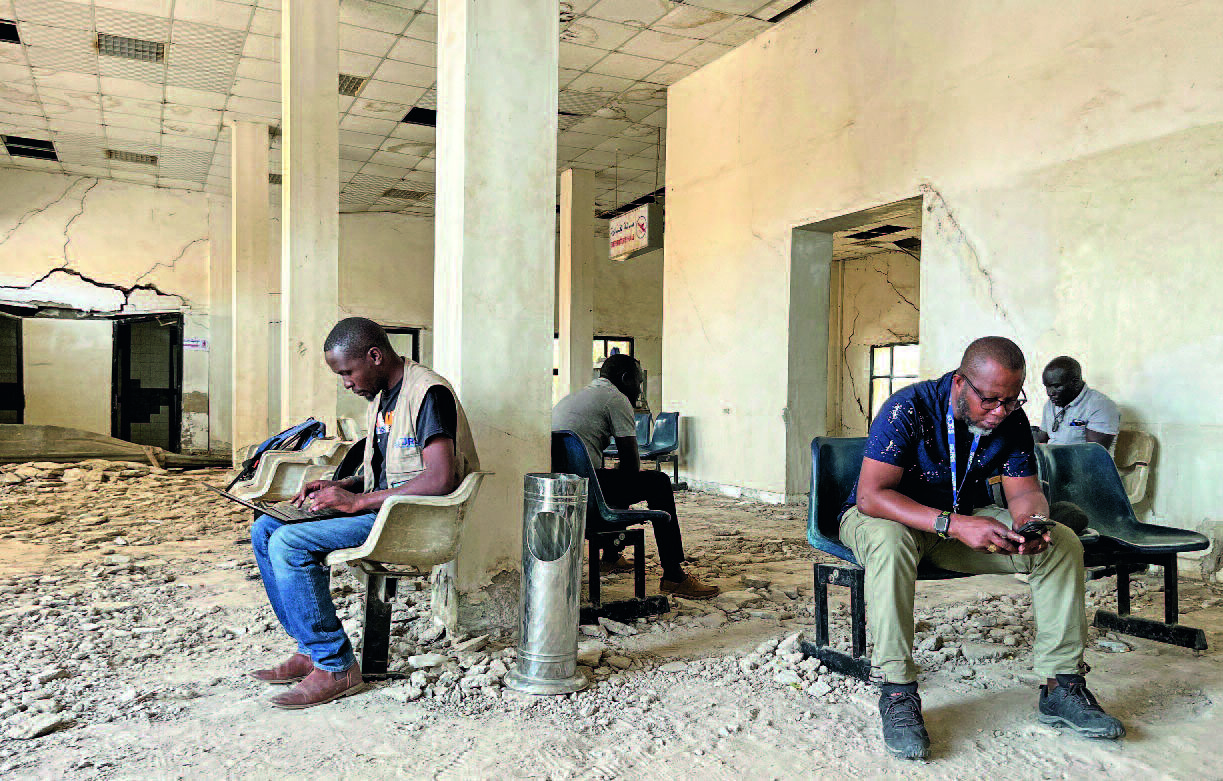 S√úDSUDAN, Malakal, Flughafen, zerst√∂rte Departure Hall mit wartenden Transit Flugg√§sten