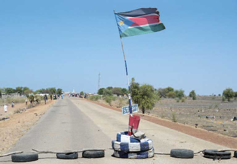S√úDSUDAN, Malakal, Flughafen, zerst√∂rte Departure Hall mit wartenden Transit Flugg√§sten