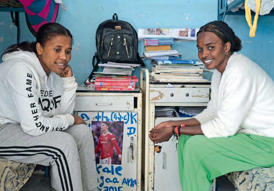 S√úDSUDAN, Malakal, Flughafen, zerst√∂rte Departure Hall mit wartenden Transit Flugg√§sten