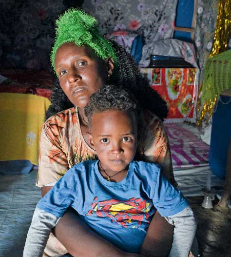 S√úDSUDAN, Malakal, Flughafen, zerst√∂rte Departure Hall mit wartenden Transit Flugg√§sten