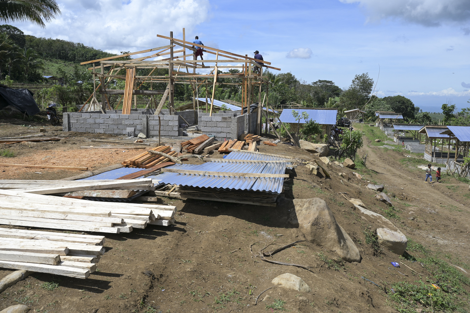 Philippinen, Mindanao, Kidapawan, NGO ICON-SP Inter-Cultural Organizations’ Network for Solidarity & Peace,  ein Netzwerk aus Christen, Muslimen und Indigenen, setzt sich für die Rechte der indigenen Bevölkerung ein, Indigenes Dorf Ganatan, des Manobo tribe, haben ihr Land durch Landraub für große Farmen verloren, müssen ihre Häuser neu aufbauen