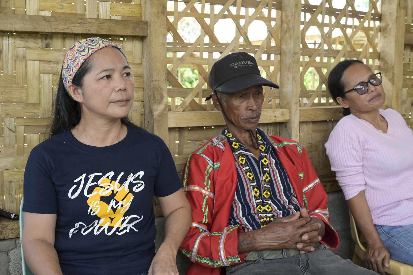 Philippinen, Mindanao, Kidapawan, NGO ICON-SP Inter-Cultural Organizations’ Network for Solidarity & Peace,  ein Netzwerk aus Christen, Muslimen und Indigenen, setzt sich für die Rechte der indigenen Bevölkerung ein, Indigenes Dorf Ganatan, des Manobo tribe, haben ihr Land durch Landraub für große Farmen verloren, Jocelyn Aquiatan mit Dorfbewohnern