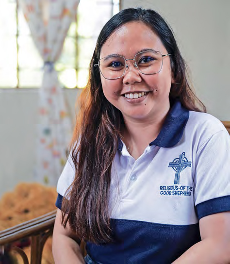 Brustbild von Monique Gumban, Mitarbeiterin im Schutzhaus. Sie trägt eine Brille und lächelt in die Kamera.