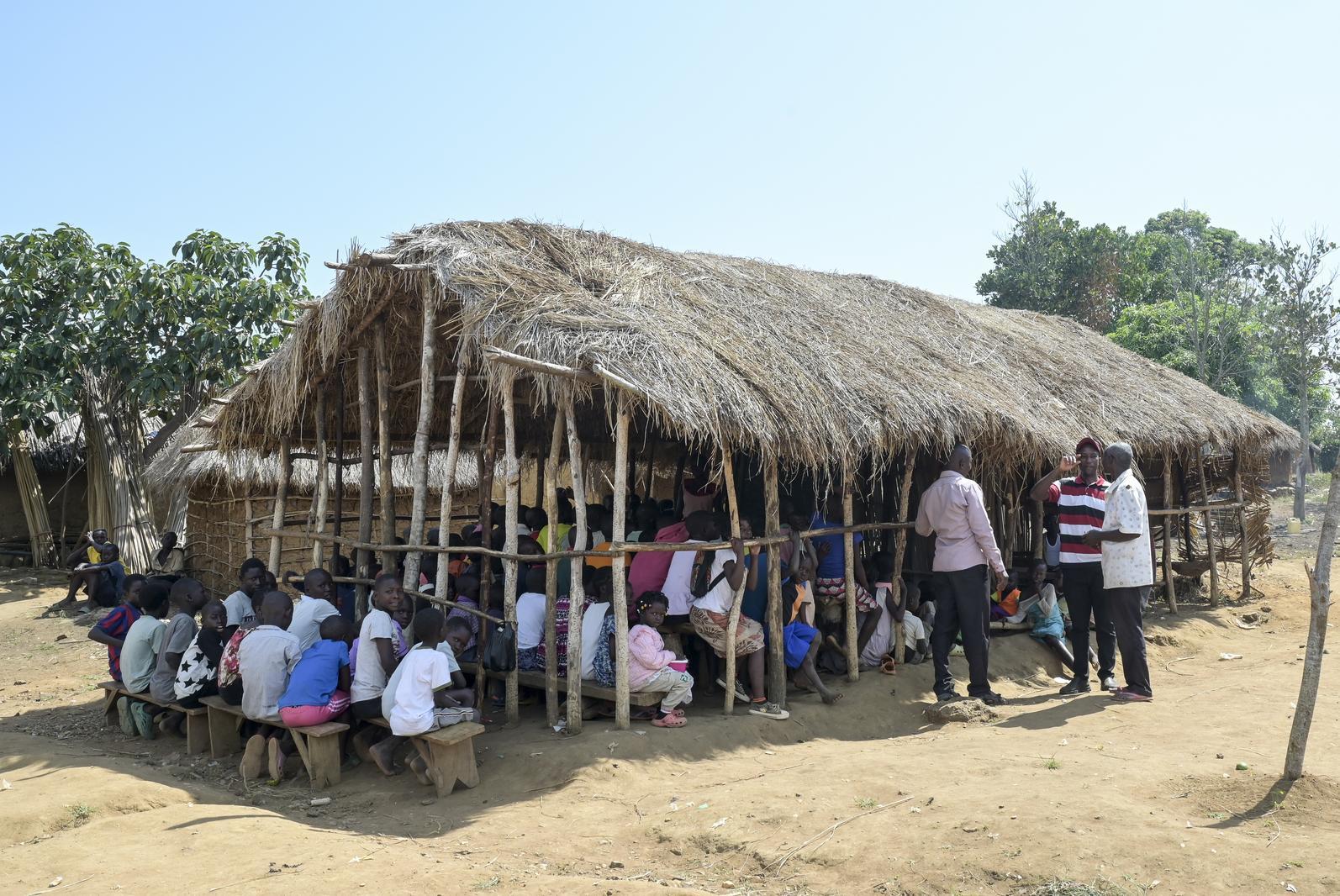 Die von der Dorfgemeinschaft selbstgebaute Schule auf der Insel Buvuma in Uganda.