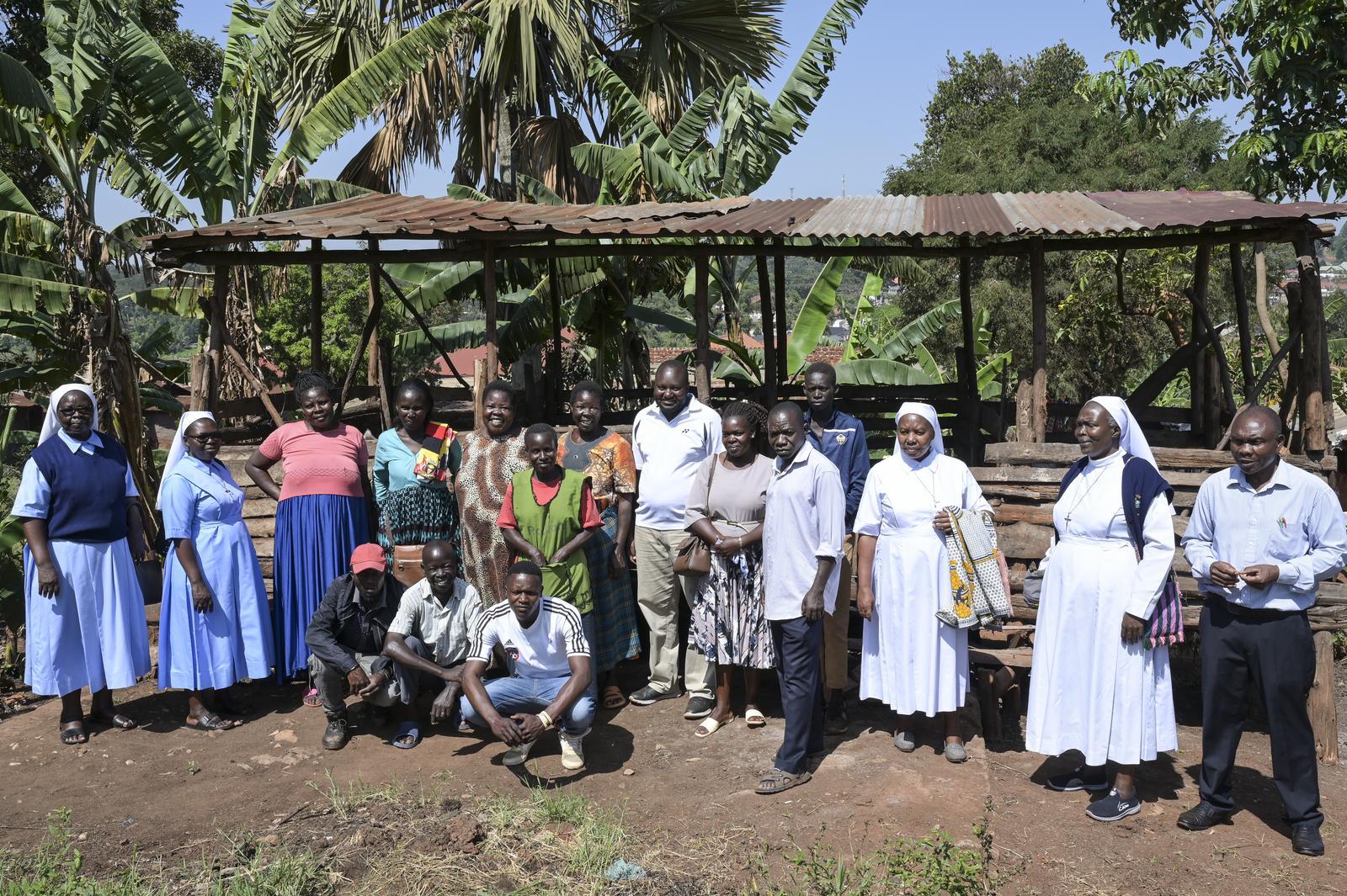 UGANDA, Jinja, Schwesternorden Evangelizing Sisters of Mary, unterstützen Menschen im Slum Masese, hier leben viele zugewanderte Karamojong  Karimojong Frauen aus der Region Karamoja, 2.v.l. Sr. Veronica Biribawa, 4. v.l. Frau Regina, mit Uganda Flagge über Schulter
