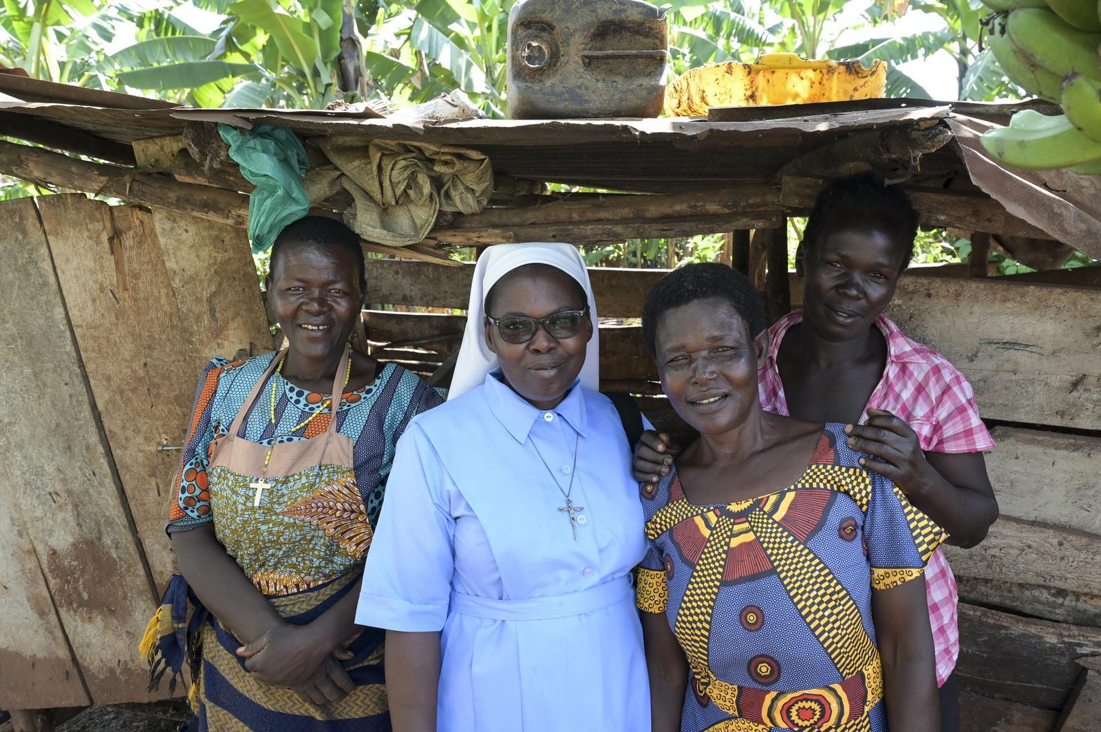 Gruppenfoto von vier Frauen: Die zweite von links ist Schwester Veronica, die anderen sind Bewohnerinnen des eines Slums in Uganda.