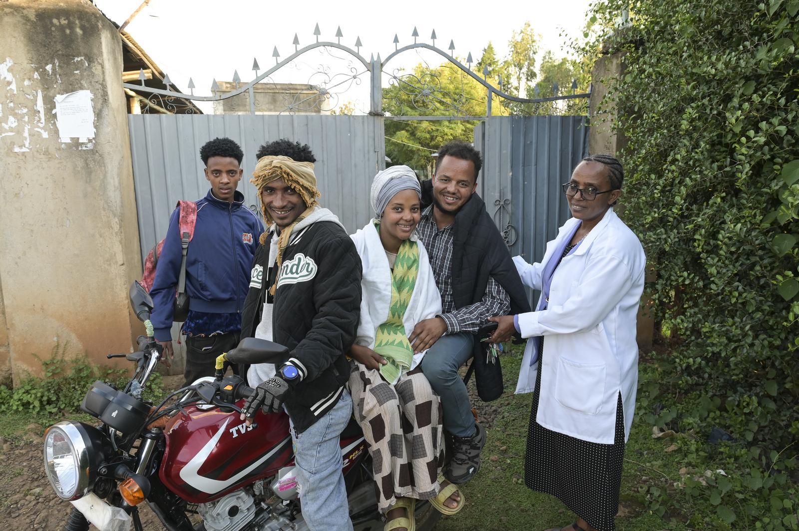 ÄTHIOPIEN, Zentraläthiopien, Hosaena, Dorf Jajura, Krankenhaus des Schwesterorden Maids of the Poor, Entbindungsstation, nach erflogreicher Entbindung Fahrt mit dem Motorrad Taxi nach Hause, Frau Burtukan (23) mit Baby Bethlehem und Mann Erijabo