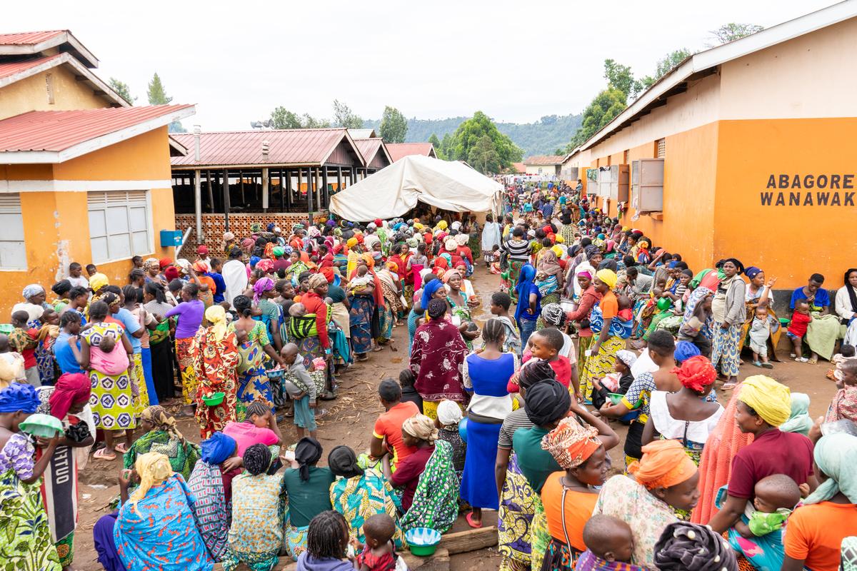 Blick in eine Straße im Aufnahmezentrum Nyakabande an der Grenze zwischen Kongo und Uganda. Zu sehen sind vor allem viele Frauen und Kinder, die warten beziehungsweise anzustehen scheinen.