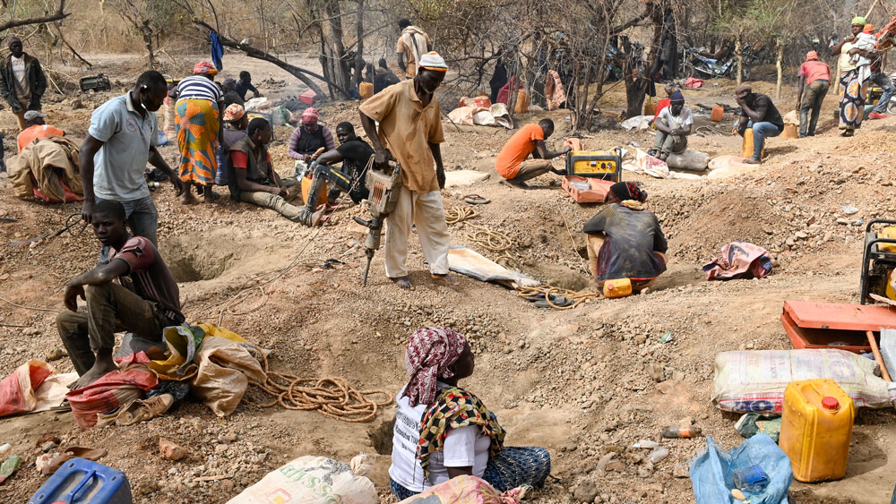 Menschen aus Mali schürfen mit der Hand nach Gold. Foto: Jörg Böthling