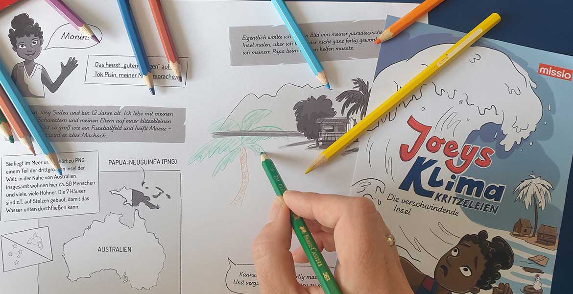 Klimakritzelheft missio Jugendaktion 2024 Cover und aufgeklappt, mehrere Buntstifte liegen darauf. Eine Hand zeichnet eine Palme.