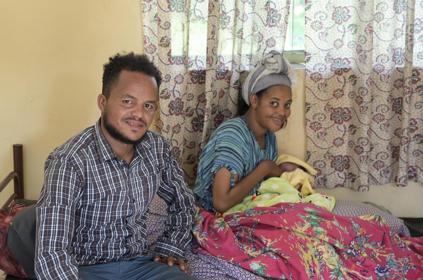 ÄTHIOPIEN, Zentraläthiopien, Hosaena, Dorf Jajura, Krankenhaus des Schwesterorden Maids of the Poor, Entbindungsstation, Frau Burtukan (23) mit Baby Bethlehem und Mann Erijabo