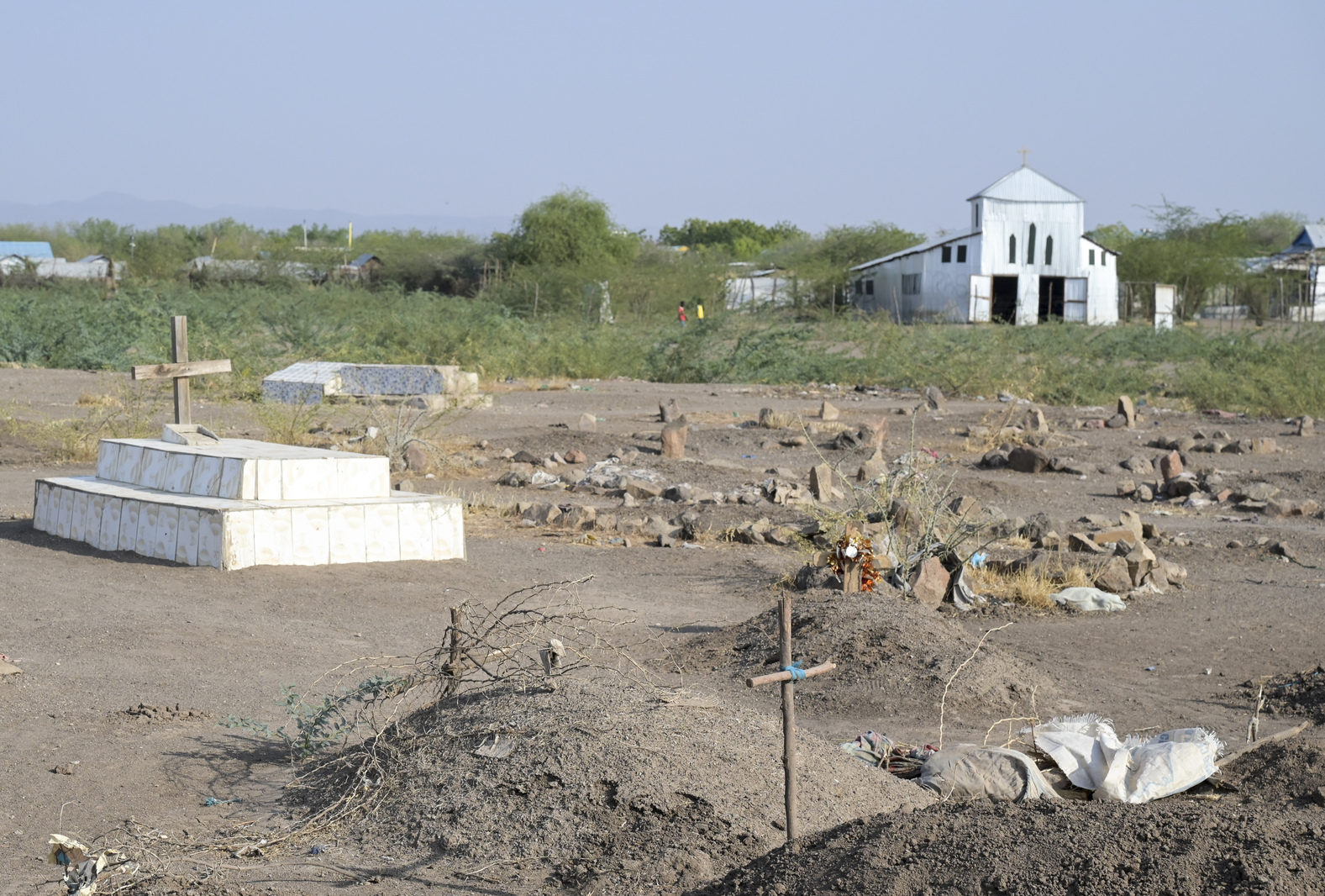 KENYA, Turkana, Kakuma, refugee camp, cemetery with graves of died refugees / KENIA, Turkana, Flüchtlingslager Kakuma, Friedhof mit Gräbern verstorbener Flüchtlinge