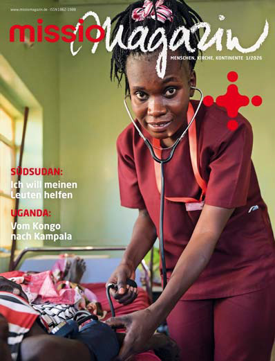 Titelbild missio magazin Ausgabe 1/2026 – eine junge Krankenschwester in der südsudanesischen Stadt Wau blickt von ihrer Arbeit auf und lächelt in die Kamera.
