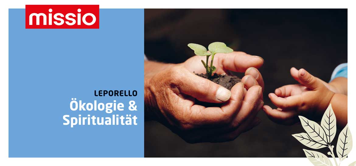 Cover des missio-Leporellos Ökologie und Spiritualtät. Zwei vom Alter gezeichnete Hände halten Erde mit einem Setzling, ein kleines Kind streckt seine leeren Hände entgegen, um den Setzling entgegen zu nehmen