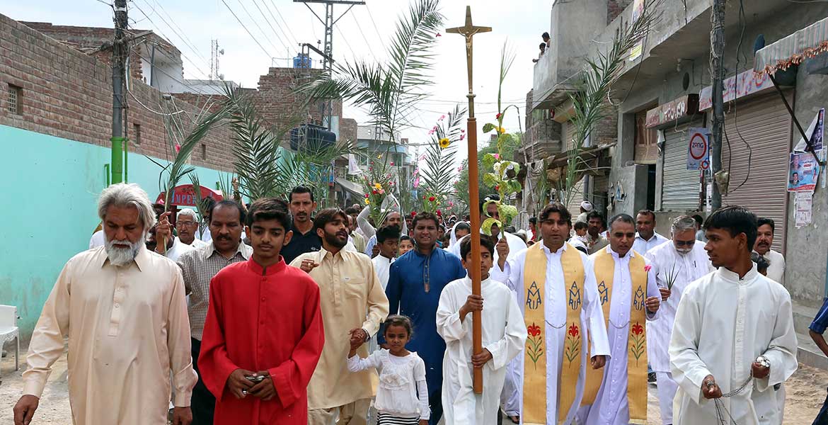 Eine Gruppe von Priestern im Globalen Süden