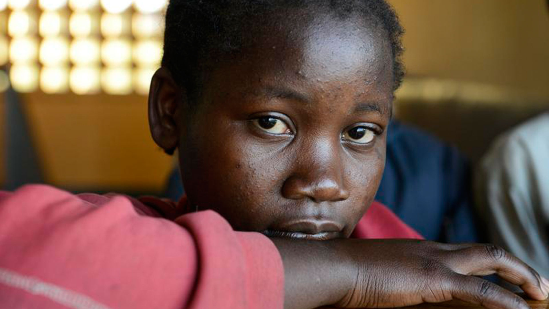 Das Mädchen Charity aus Tansania blickt ernst in die Kamera