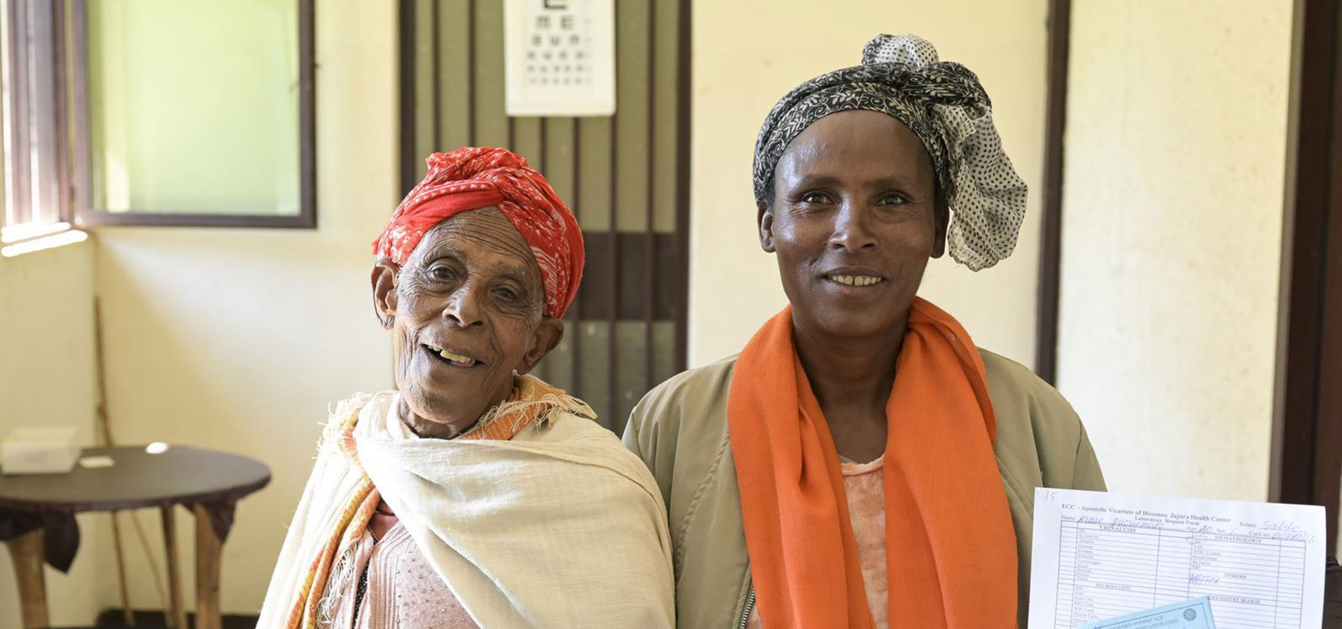 Zwei Frauen aus Äthiopien blicken im Jajura Health Center freundlich in die Kamera. Es sind Arase Wojshmeto und ihre Tochter.