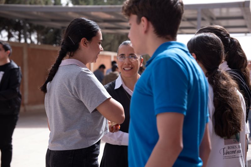 Schwester Jihan auf dem Schulhof bei Sophie