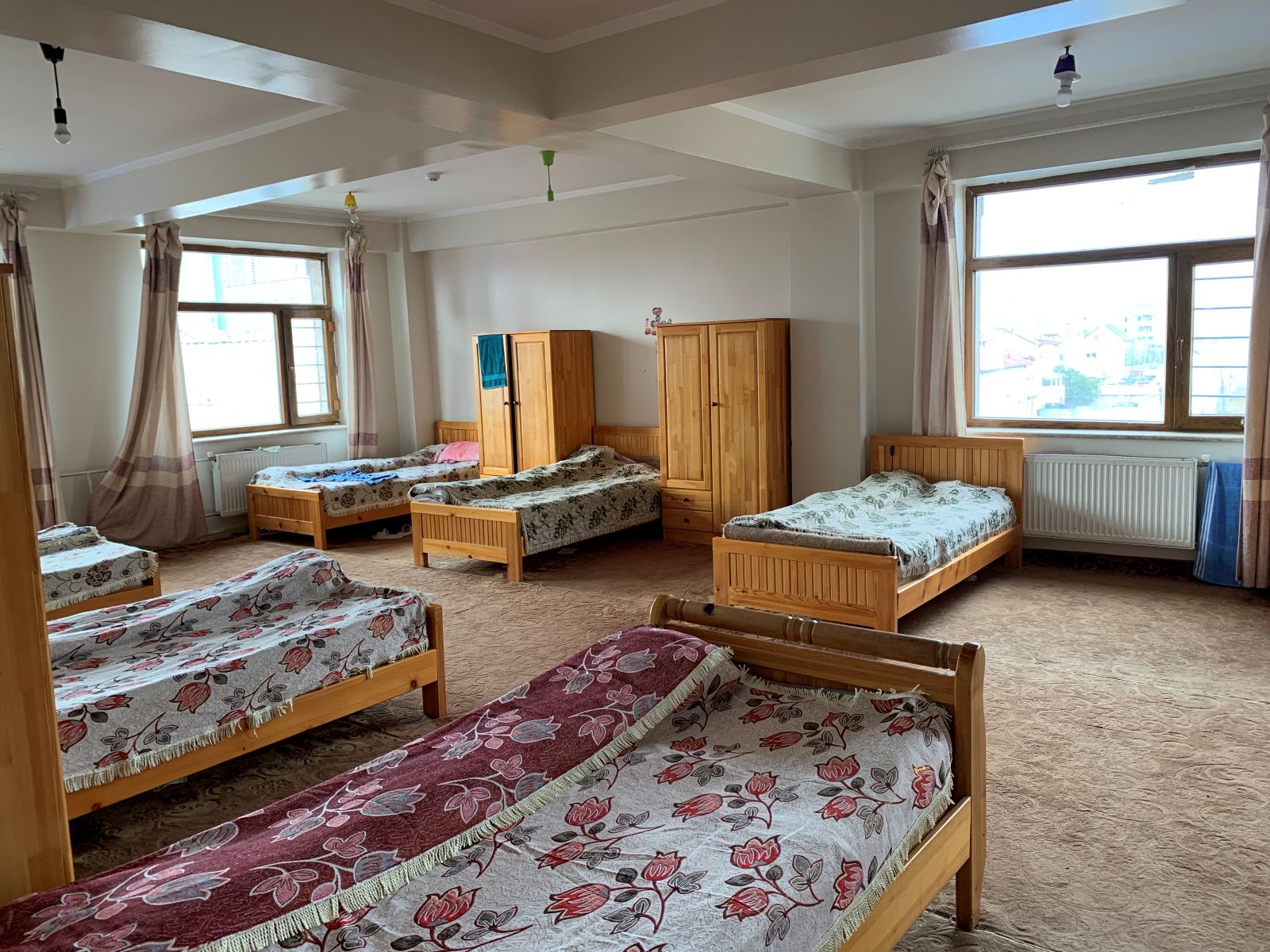 Ein Schlafsaal des Waisenhauses der Salesianer mit sechs Betten.