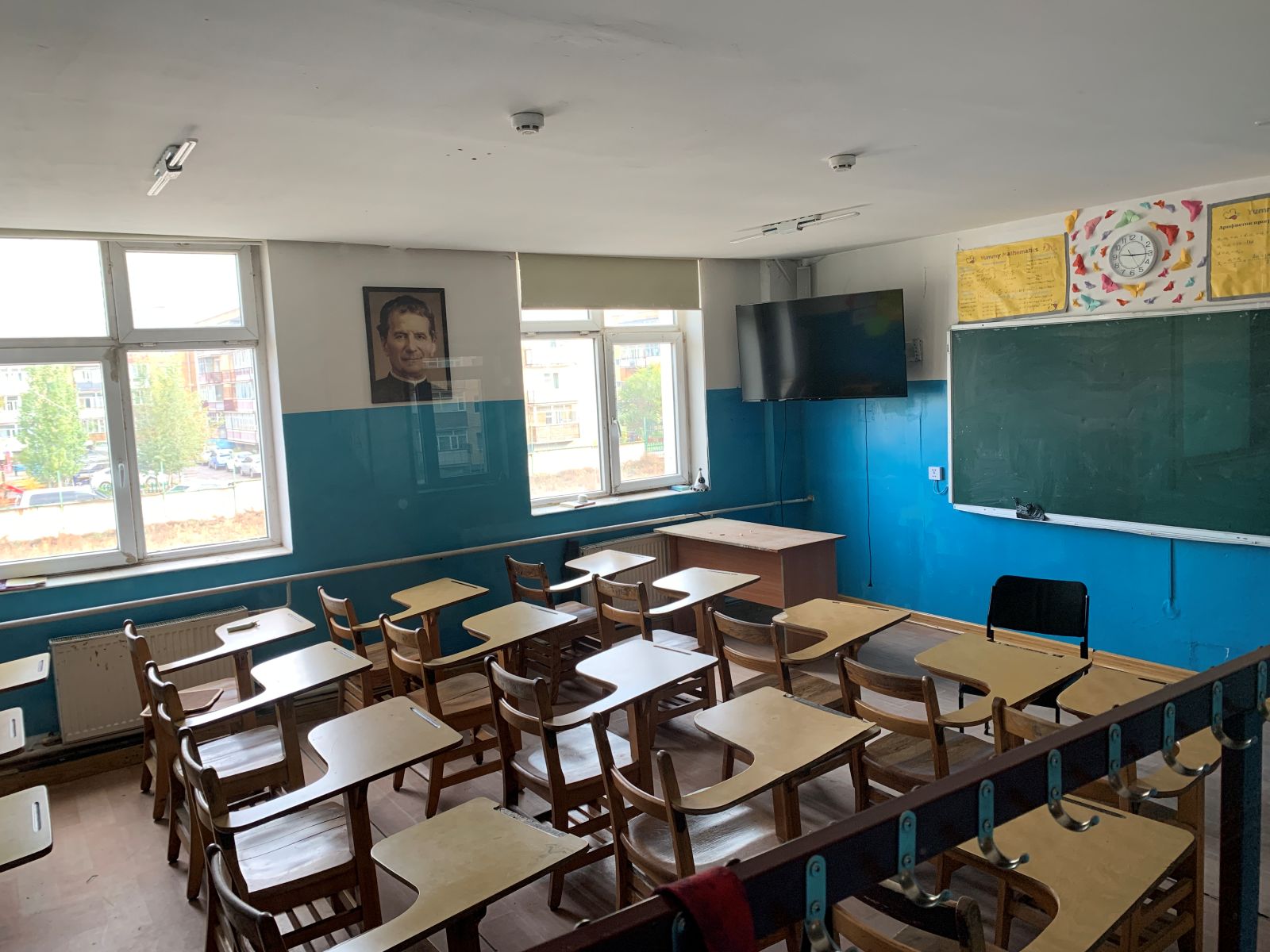 Blick in ein Klassenzimmer der Technical School der Salesianer in Ulanbaatar. An der Wand hängt ein Porträt von Don Bosco.