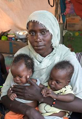 die Geflüchtete Babajenana mit Babys