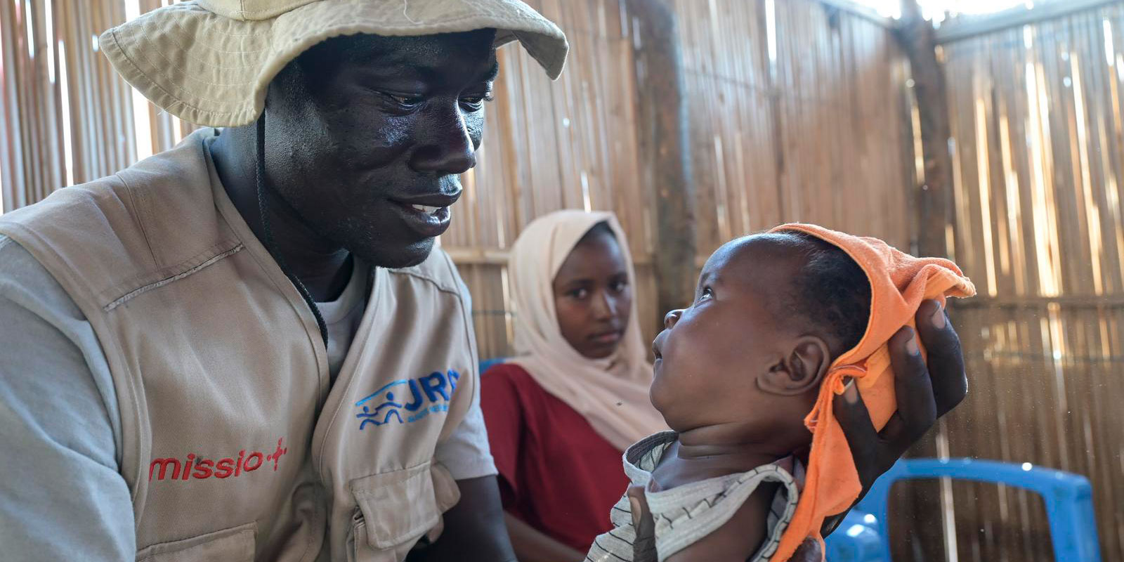 Ein Helfer kümmert sich um ein Kleinkind im Flüchtlingslager im Südsudan 