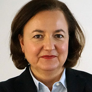 Porträt von Dr. Verena Weber, Betreuung Großspender. Sie ist dezent geschminkt, hat kinnlange Haare und trägt eine Bluse, darüber einen dunklen Blazer.