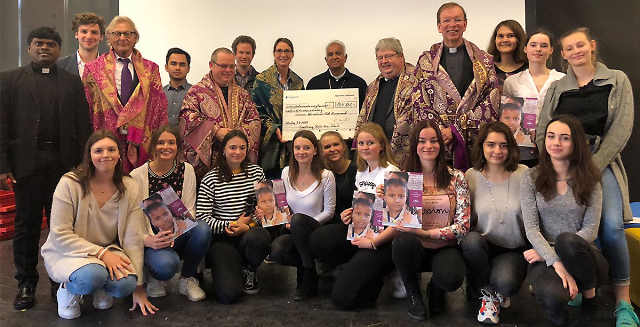 Übergabe von Scheck und Imagebroschüre an die indische Partnerschule des Gymnasiums Schäftlarn