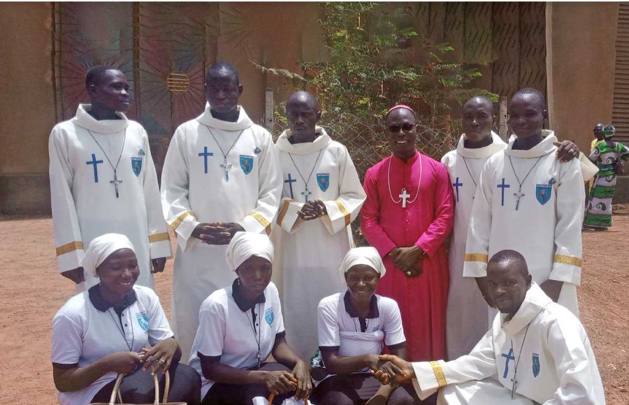 Gruppenfoto von Katechistinnen und Katechisten bei Feierlichkeiten mit Bischof Théophile Nare im vergangenen Jahr am CFC St. Luc de Tougouri.