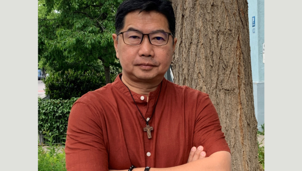 Porträt-Foto des philippinischen Menschenrechtlers Pater Flavie Villanueva.