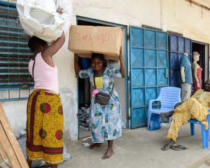 Die Kinder von Lastenträgerinnen in Lomé/Togo. Foto: Jörg Böthling